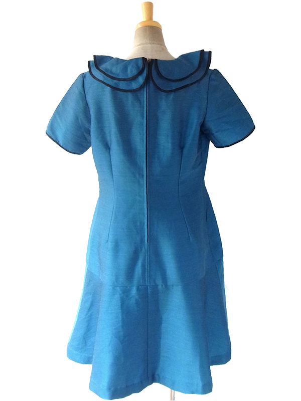 ヨーロッパ古着 ロンドン買い付け 上品な光沢のピーコックブルー X ブラック 薔薇コサージュ ヴィンテージ ドレス 16BS412