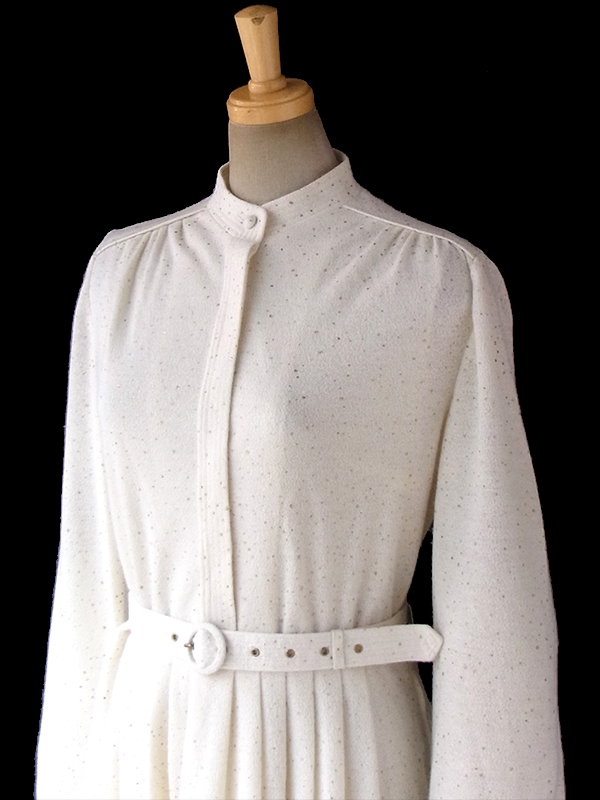 ヨーロッパ古着 ロンドン買い付け 70年代製 オフホワイト X ゴールド ラメ 共布ベルト付き ヴィンテージ ワンピース 16BS415