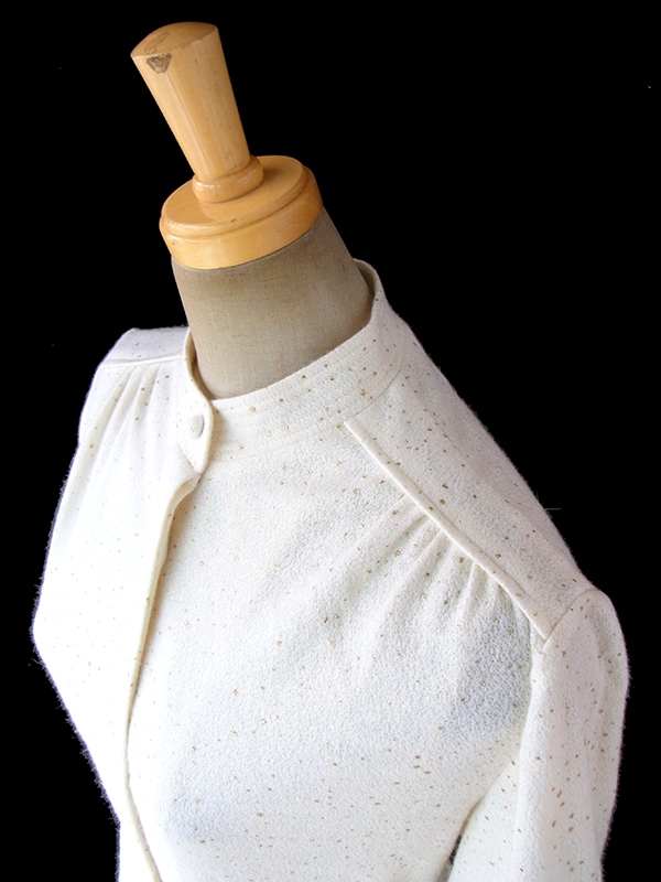 ヨーロッパ古着 ロンドン買い付け 70年代製 オフホワイト X ゴールド ラメ 共布ベルト付き ヴィンテージ ワンピース 16BS415