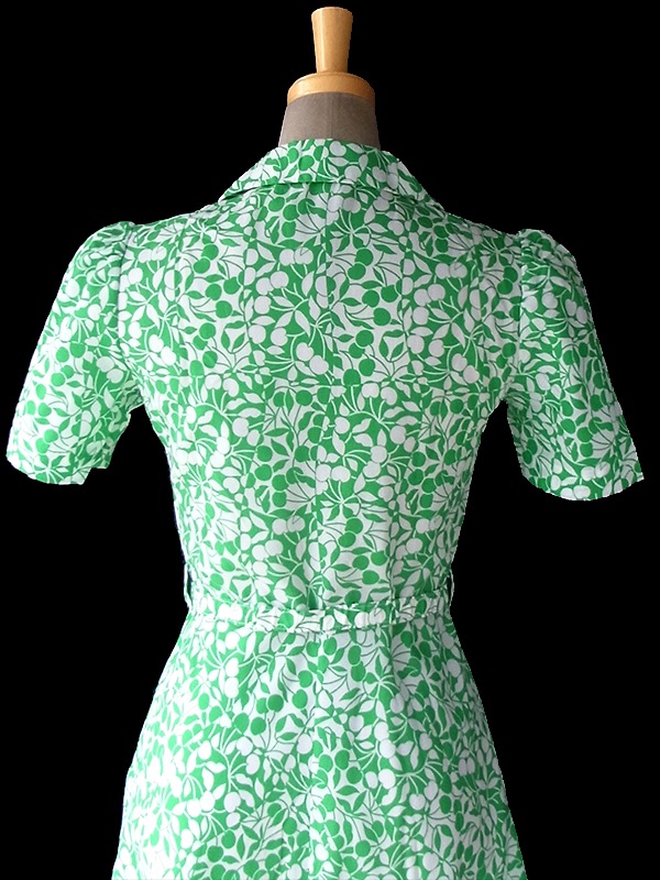 ヨーロッパ古着 フランス買い付け 60年代製 グリーン X ホワイト チェリー柄 共布ベルト付き パフスリーブ ワンピース 16FC205