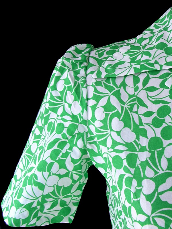 ヨーロッパ古着 フランス買い付け 60年代製 グリーン X ホワイト チェリー柄 共布ベルト付き パフスリーブ ワンピース 16FC205