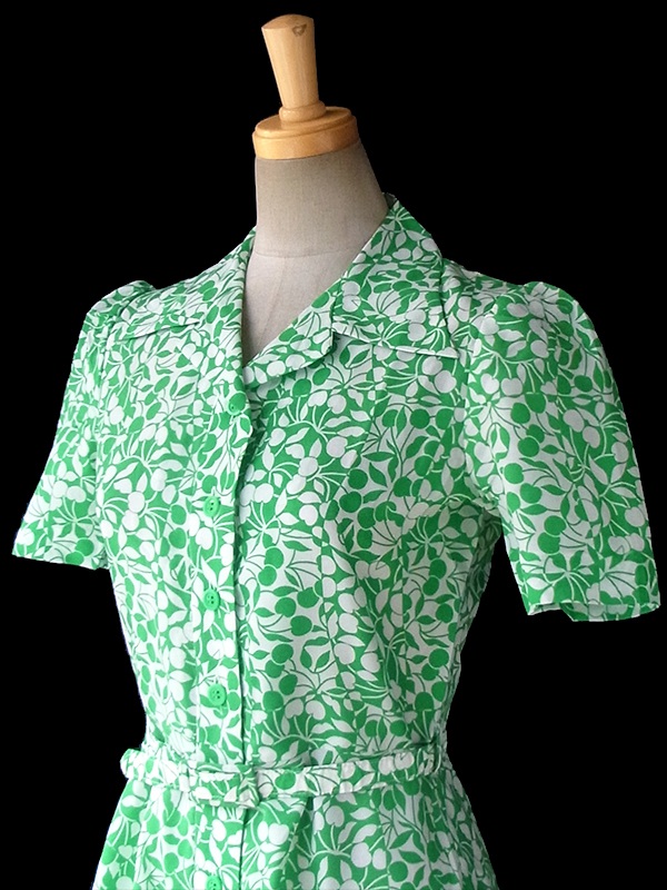 ヨーロッパ古着 フランス買い付け 60年代製 グリーン X ホワイト チェリー柄 共布ベルト付き パフスリーブ ワンピース 16FC205