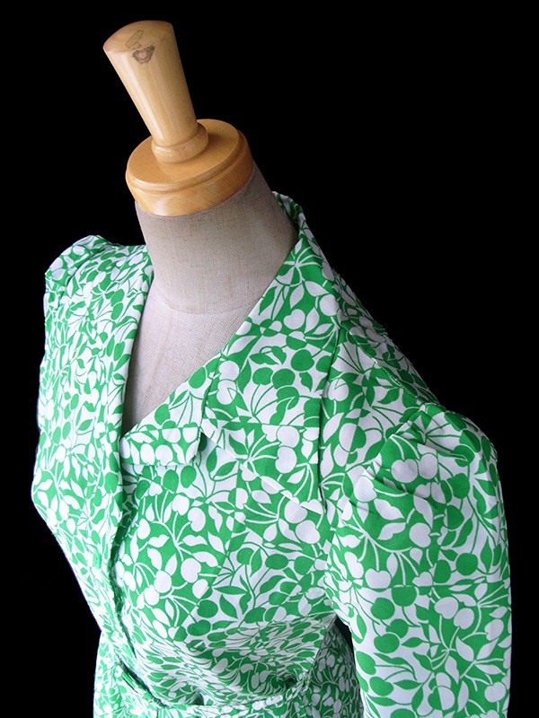 ヨーロッパ古着 フランス買い付け 60年代製 グリーン X ホワイト チェリー柄 共布ベルト付き パフスリーブ ワンピース 16FC205