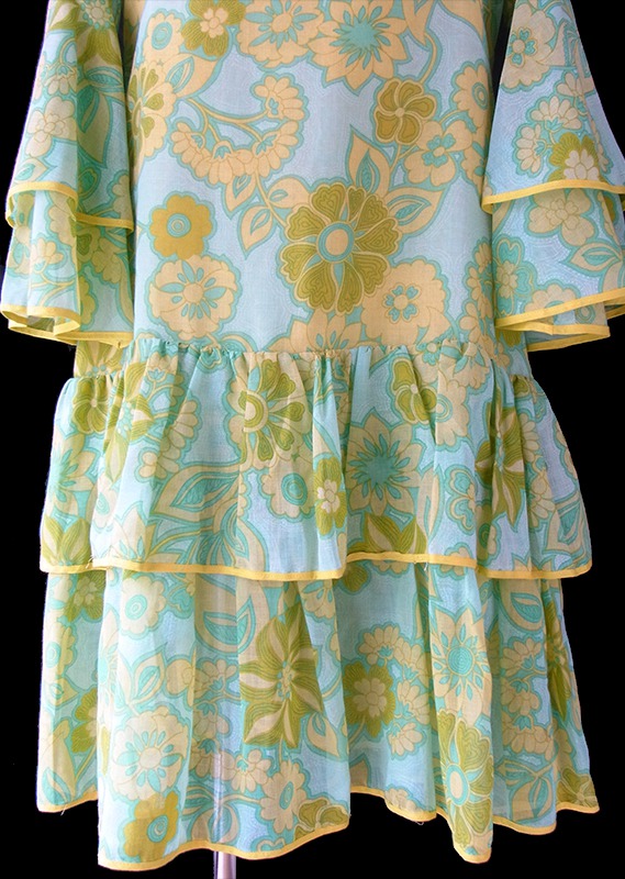 ヨーロッパ古着 フランス買い付け 60年代製 ミントグリーン X イエロー 花柄モチーフのサイケプリント ワンピース 16FC303