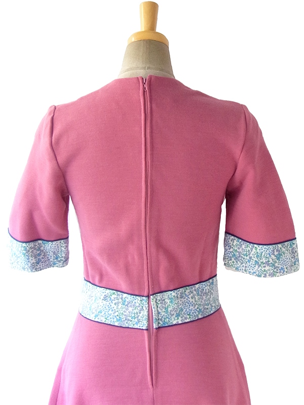 ヨーロッパ古着 フランス買い付け 60年代製 ピンク X ブルーパイピング・小花柄生地切り返し ヴィンテージ ワンピース 16FC506