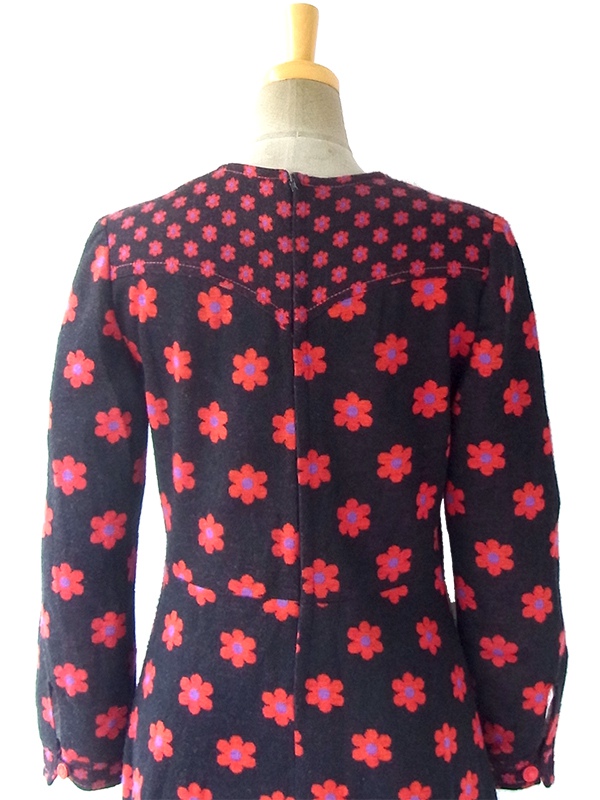 ヨーロッパ古着 フランス買い付け 60年代製 ブラック X 赤・紫 マーガレット柄 ボックスプリーツ レトロ ワンピース 16FC517