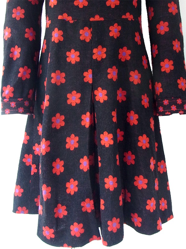 ヨーロッパ古着 フランス買い付け 60年代製 ブラック X 赤・紫 マーガレット柄 ボックスプリーツ レトロ ワンピース 16FC517