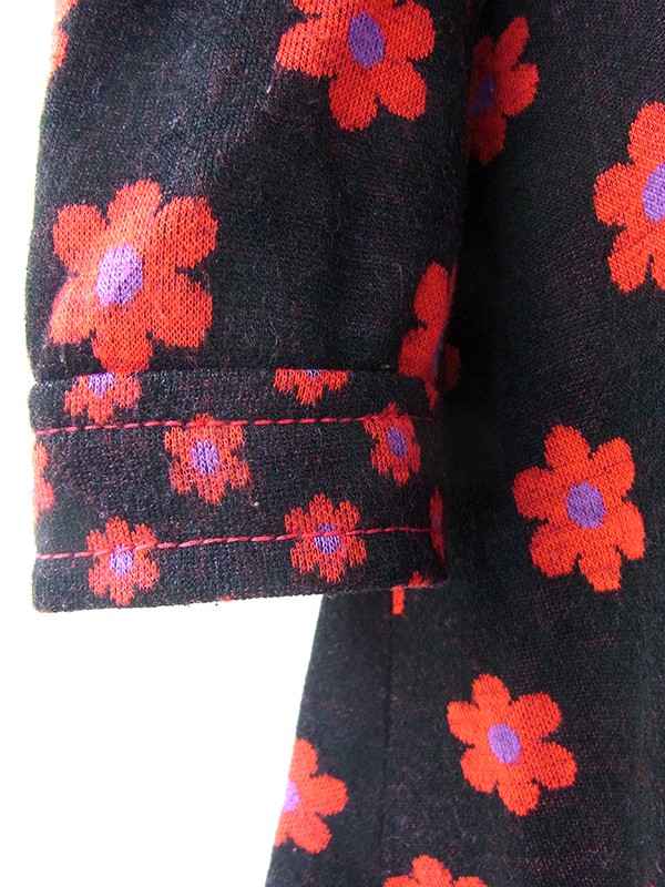 ヨーロッパ古着 フランス買い付け 60年代製 ブラック X 赤・紫 マーガレット柄 ボックスプリーツ レトロ ワンピース 16FC517