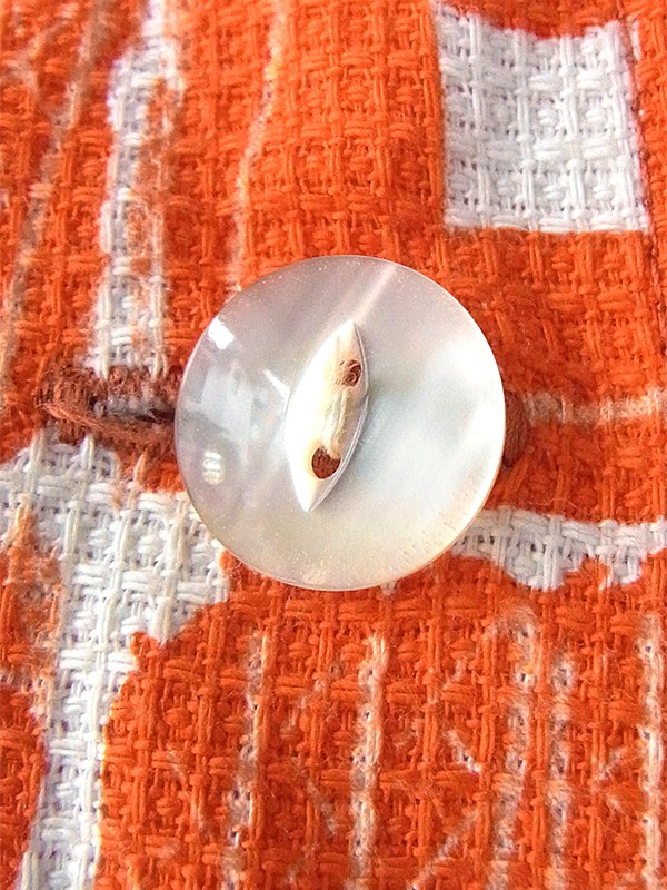 ヨーロッパ古着 ロンドン買い付け 60年代製 ブラッドオレンジ X ホワイト レトロ柄 ネコ目ボタン 共布ベルト付き ワンピース 16OM102