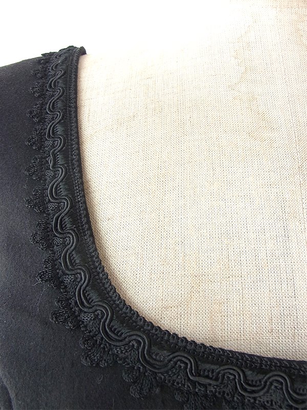 ヨーロッパ古着 ロンドン買い付け 60年代製 ブラック X コードレース・刺繍 ベルベット切り返し ウール ワンピース 16OM236