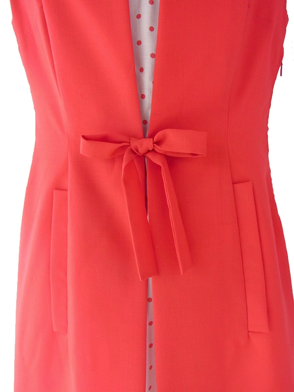 ヨーロッパ古着 ロンドン買い付け 60年代製 レッド X 生地の下に水玉プリントの生地 リボン付き ヴィンテージ ワンピース 16OM400