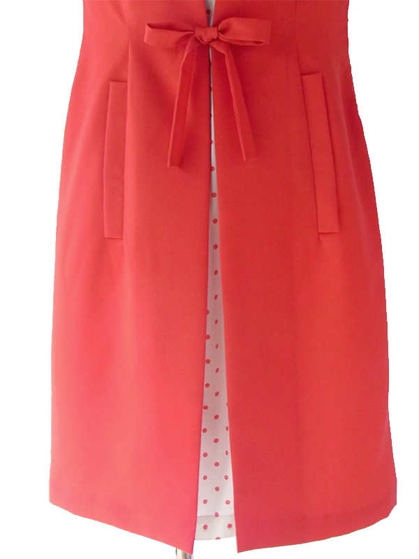 ヨーロッパ古着 ロンドン買い付け 60年代製 レッド X 生地の下に水玉プリントの生地 リボン付き ヴィンテージ ワンピース 16OM400