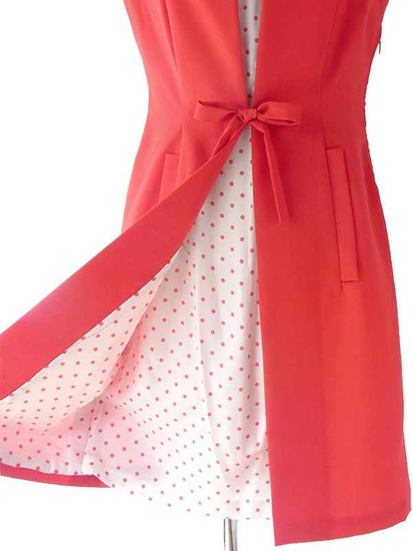 ヨーロッパ古着 ロンドン買い付け 60年代製 レッド X 生地の下に水玉プリントの生地 リボン付き ヴィンテージ ワンピース 16OM400