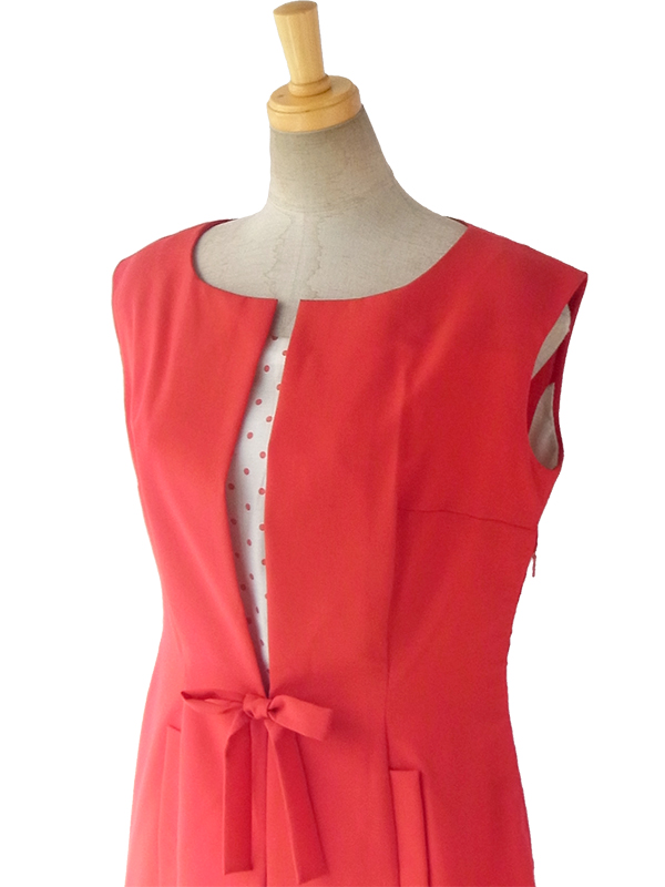 ヨーロッパ古着 ロンドン買い付け 60年代製 レッド X 生地の下に水玉プリントの生地 リボン付き ヴィンテージ ワンピース 16OM400