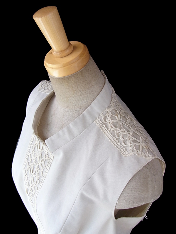 ヨーロッパ古着 ロンドン買い付け アイボリー X レース装飾 ボックスプリーツ ヴィンテージ ワンピース 16OM618