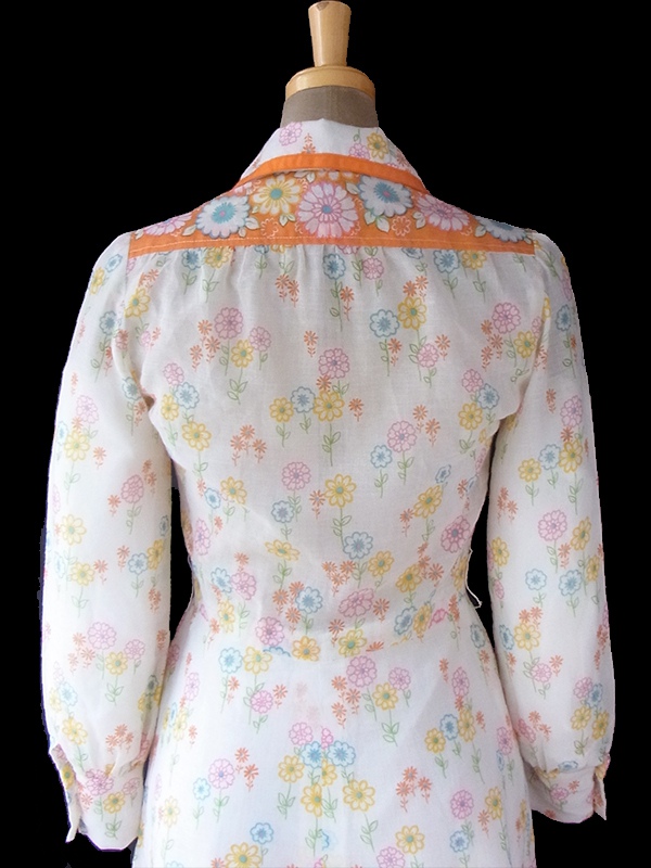 ヨーロッパ古着 ロンドン買い付け 60年代製 ホワイト X カラフル花柄イラスト オレンジのテープ縁取りワンピース 16OM818
