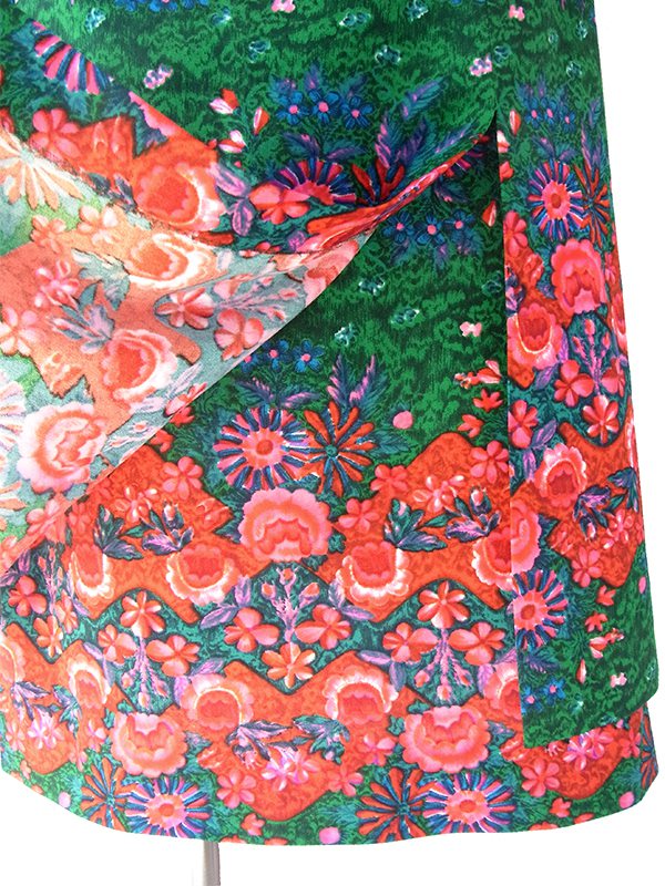 ヨーロッパ古着 ロンドン買い付け 70年代製 グリーン X レッド 花柄 襟元スカーフデザイン 共布ベルト付き ワンピース 17BS007