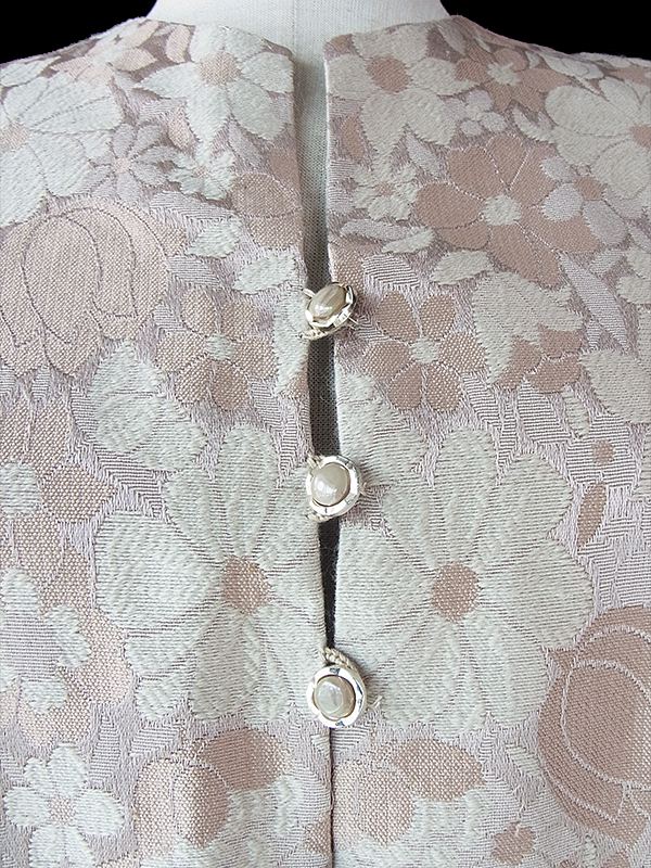 ヨーロッパ古着 ロンドン買い付け 60年代製 ベージュ X ゴールド 花柄が浮かぶダマスク織りの生地 ヴィンテージ ドレス 17BS201