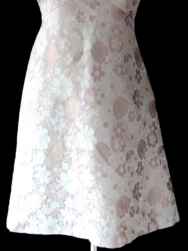 ヨーロッパ古着 ロンドン買い付け 60年代製 ベージュ X ゴールド 花柄が浮かぶダマスク織りの生地 ヴィンテージ ドレス 17BS201