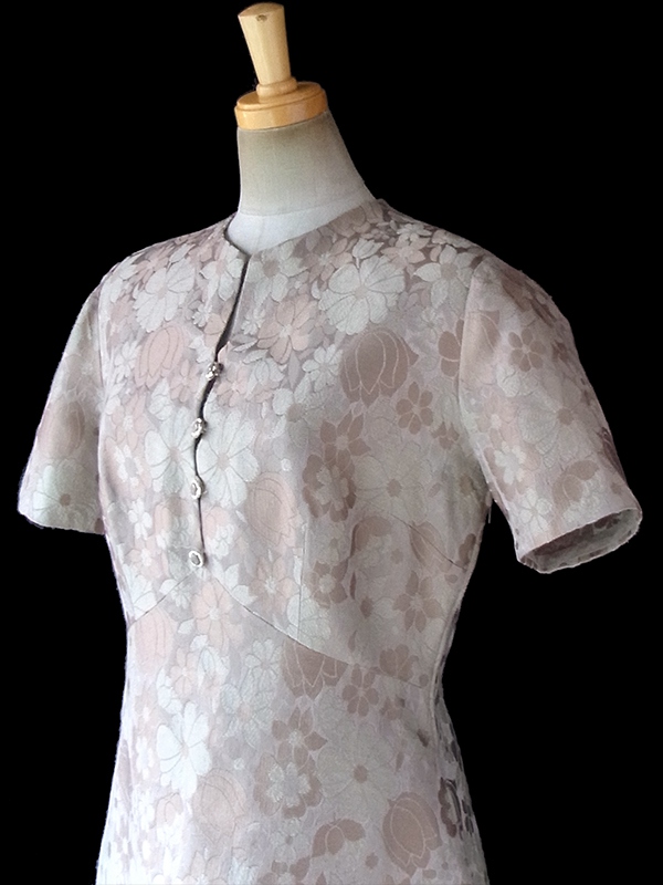 ヨーロッパ古着 ロンドン買い付け 60年代製 ベージュ X ゴールド 花柄が浮かぶダマスク織りの生地 ヴィンテージ ドレス 17BS201