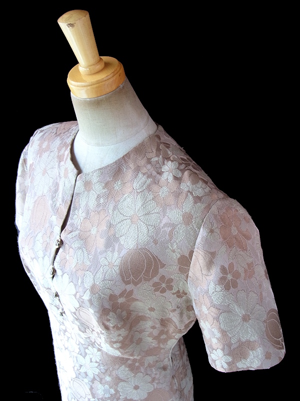 ヨーロッパ古着 ロンドン買い付け 60年代製 ベージュ X ゴールド 花柄が浮かぶダマスク織りの生地 ヴィンテージ ドレス 17BS201