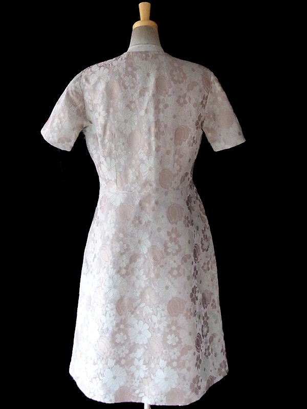 ヨーロッパ古着 ロンドン買い付け 60年代製 ベージュ X ゴールド 花柄が浮かぶダマスク織りの生地 ヴィンテージ ドレス 17BS201