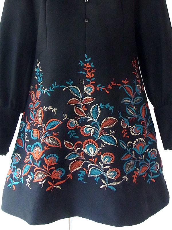 ヨーロッパ古着 ロンドン買い付け 70年代製 ブラック X ブルー・ゴールド・オレンジ ポタニカル柄刺繍 レトロ ワンピース 17BS208