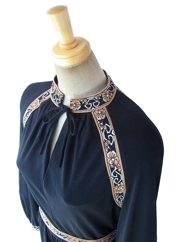 ヨーロッパ古着 ロンドン買い付け 70年代製 ブラック X 花柄ライン ベルト付き 美しいドレープ ワンピース 17BS213