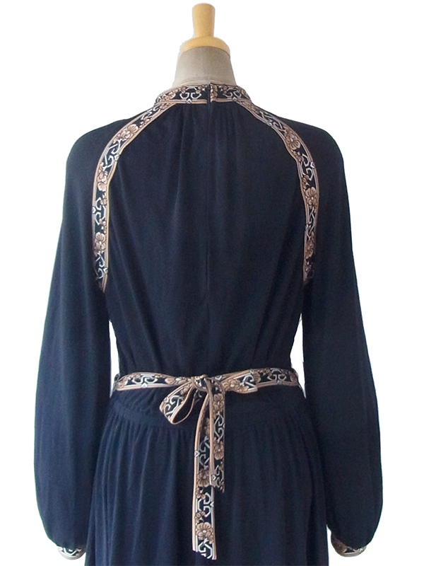 ヨーロッパ古着 ロンドン買い付け 70年代製 ブラック X 花柄ライン ベルト付き 美しいドレープ ワンピース 17BS213