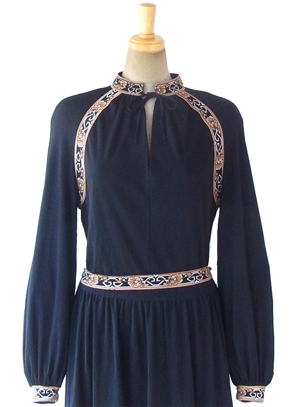 ヨーロッパ古着 ロンドン買い付け 70年代製 ブラック X 花柄ライン ベルト付き 美しいドレープ ワンピース 17BS213