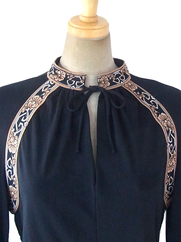 ヨーロッパ古着 ロンドン買い付け 70年代製 ブラック X 花柄ライン ベルト付き 美しいドレープ ワンピース 17BS213