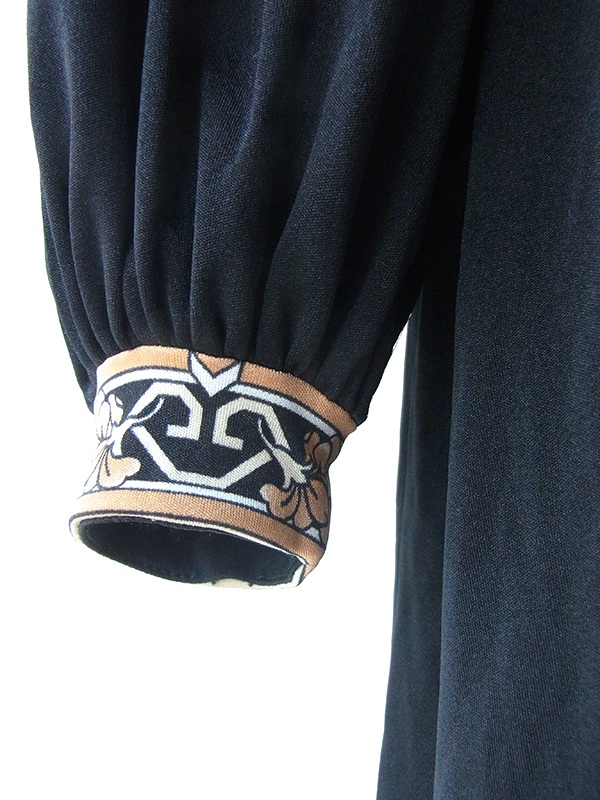 ヨーロッパ古着 ロンドン買い付け 70年代製 ブラック X 花柄ライン ベルト付き 美しいドレープ ワンピース 17BS213