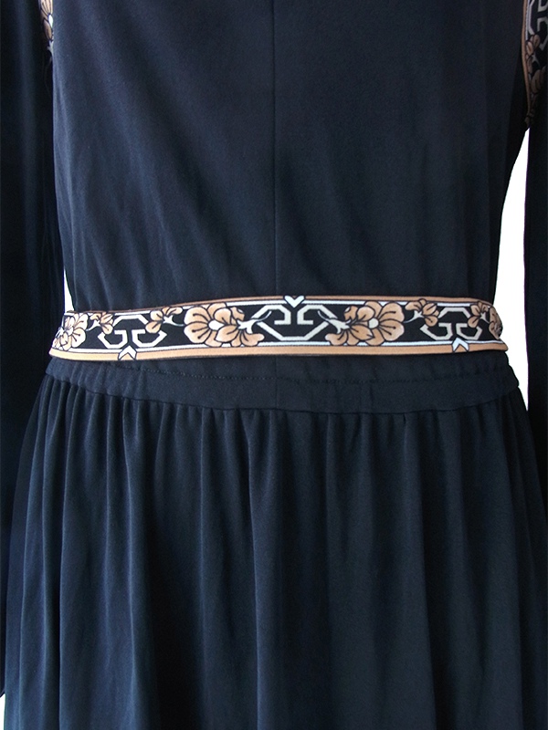 ヨーロッパ古着 ロンドン買い付け 70年代製 ブラック X 花柄ライン ベルト付き 美しいドレープ ワンピース 17BS213