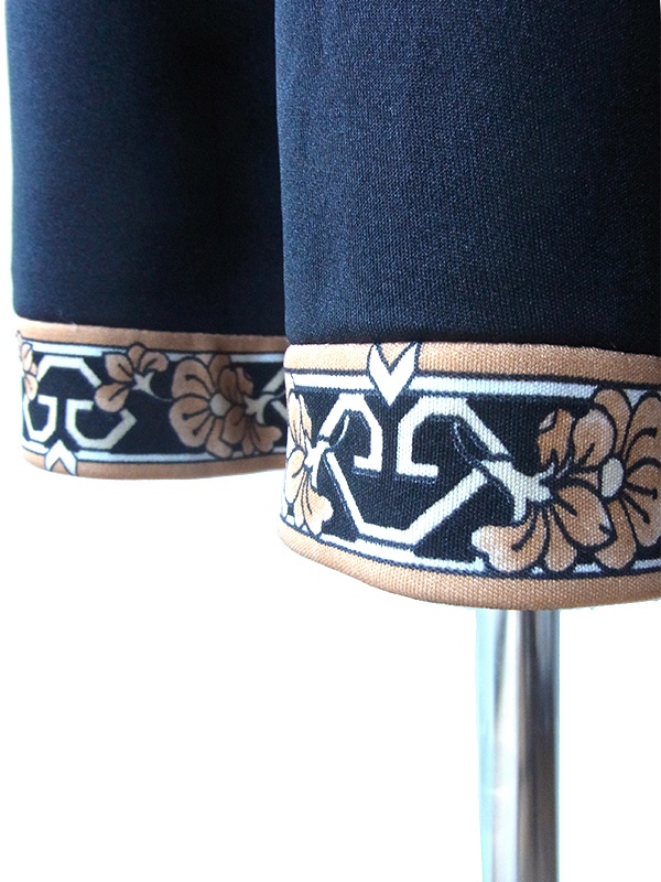 ヨーロッパ古着 ロンドン買い付け 70年代製 ブラック X 花柄ライン ベルト付き 美しいドレープ ワンピース 17BS213