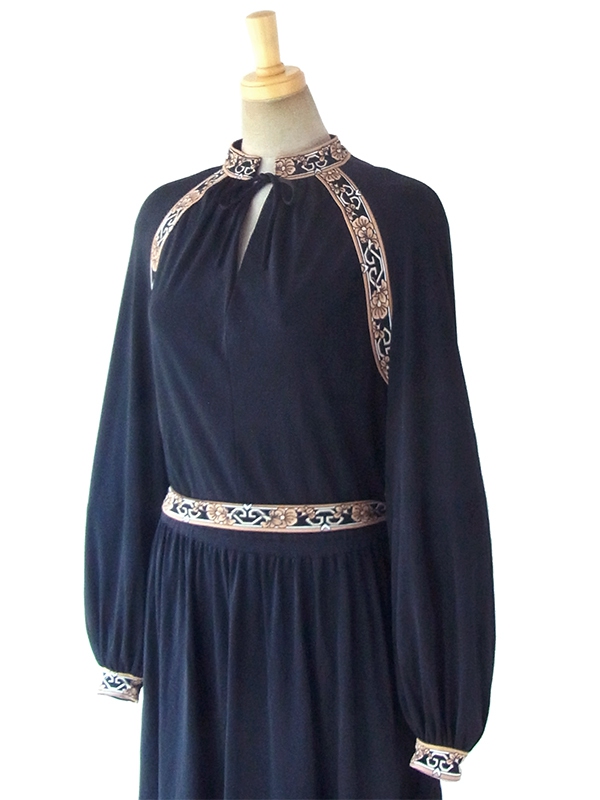 ヨーロッパ古着 ロンドン買い付け 70年代製 ブラック X 花柄ライン ベルト付き 美しいドレープ ワンピース 17BS213