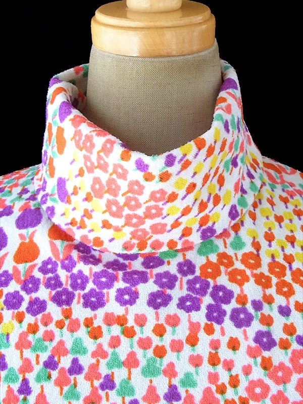 ヨーロッパ古着 70年代製 ホワイト X カラフル小花柄 ロールカラー パイル地 ヴィンテージ ワンピース 17CC002