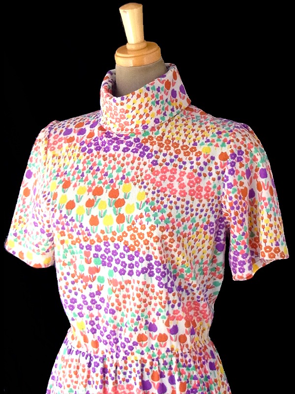 ヨーロッパ古着 70年代製 ホワイト X カラフル小花柄 ロールカラー パイル地 ヴィンテージ ワンピース 17CC002