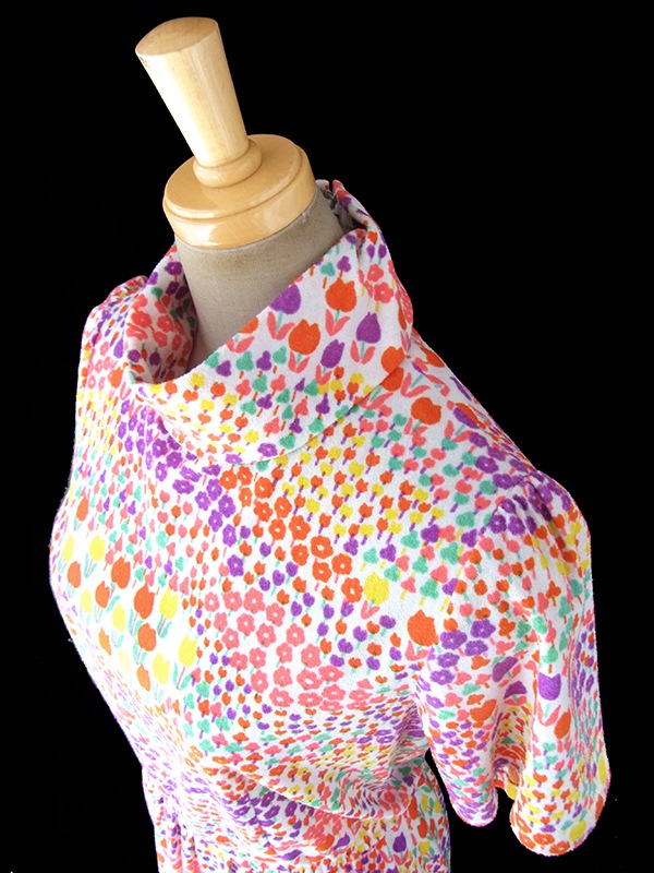 ヨーロッパ古着 70年代製 ホワイト X カラフル小花柄 ロールカラー パイル地 ヴィンテージ ワンピース 17CC002