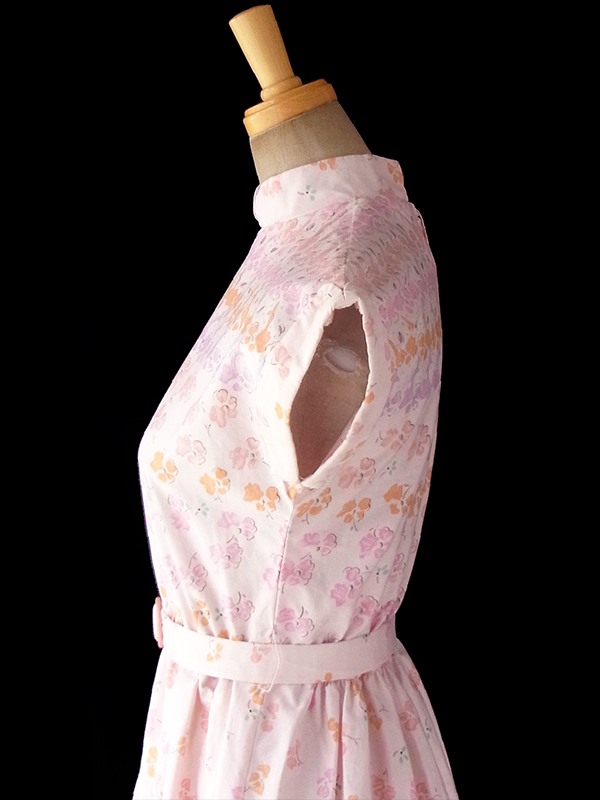 ヨーロッパ古着 フランス買い付け 60年代製 ピンク X 淡いオレンジ・パープル 小花柄 ベルト付き スタンドカラー ワンピース 17CC004