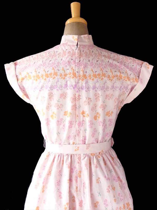 ヨーロッパ古着 フランス買い付け 60年代製 ピンク X 淡いオレンジ・パープル 小花柄 ベルト付き スタンドカラー ワンピース 17CC004