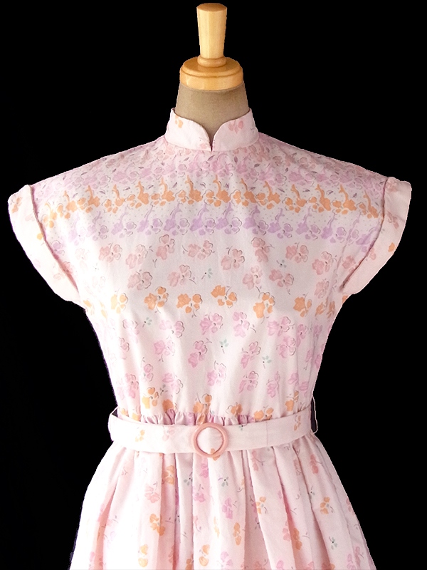 ヨーロッパ古着 フランス買い付け 60年代製 ピンク X 淡いオレンジ・パープル 小花柄 ベルト付き スタンドカラー ワンピース 17CC004