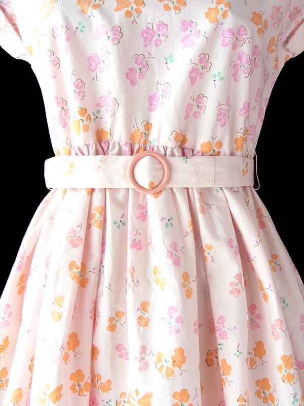 ヨーロッパ古着 フランス買い付け 60年代製 ピンク X 淡いオレンジ・パープル 小花柄 ベルト付き スタンドカラー ワンピース 17CC004