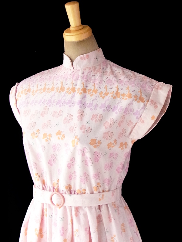 ヨーロッパ古着 フランス買い付け 60年代製 ピンク X 淡いオレンジ・パープル 小花柄 ベルト付き スタンドカラー ワンピース 17CC004