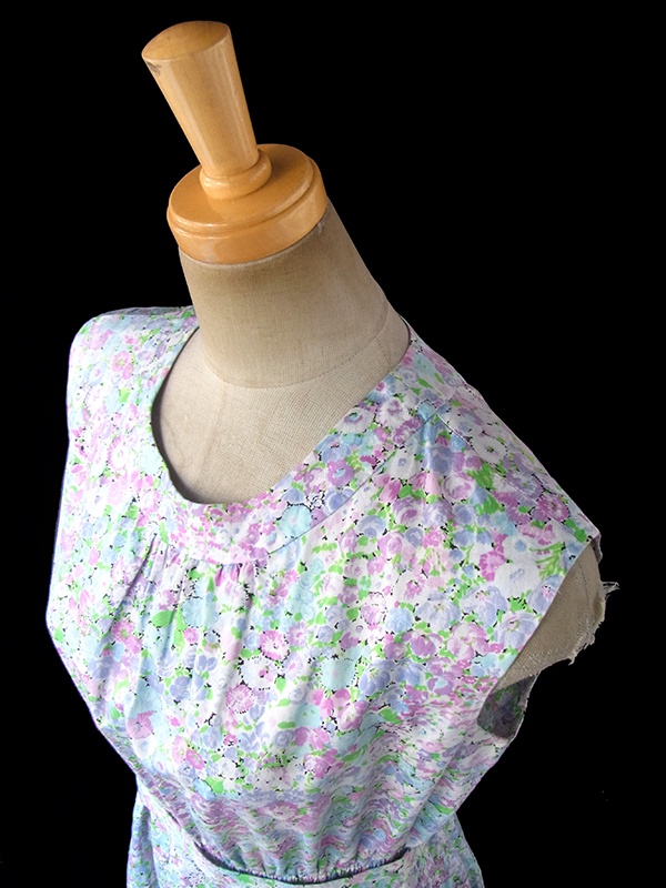 ヨーロッパ古着 60年代製 淡いブルー・パープル・グリーン 小花柄 共布ベルト付き ヴィンテージ ワンピース 17CC005