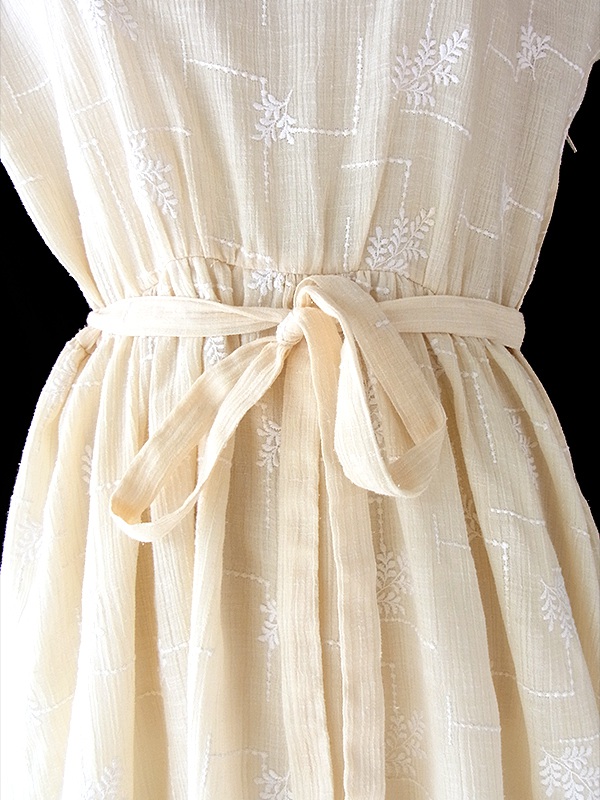 ヨーロッパ古着 フランス買い付け 60年代製 アイボリー X リーフ柄織り ガーゼ生地 共布ベルト付き ワンピース 17CC006