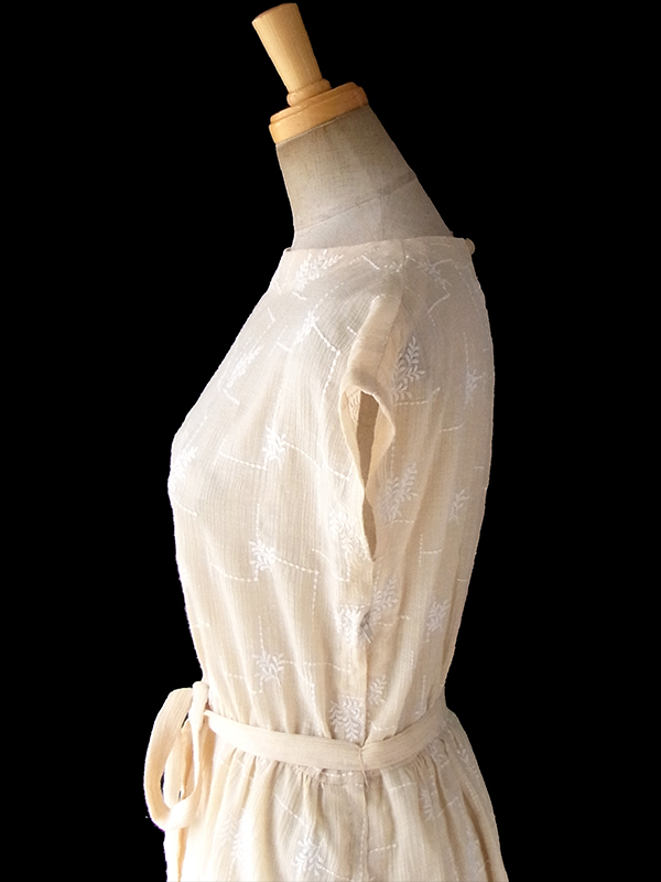 ヨーロッパ古着 フランス買い付け 60年代製 アイボリー X リーフ柄織り ガーゼ生地 共布ベルト付き ワンピース 17CC006