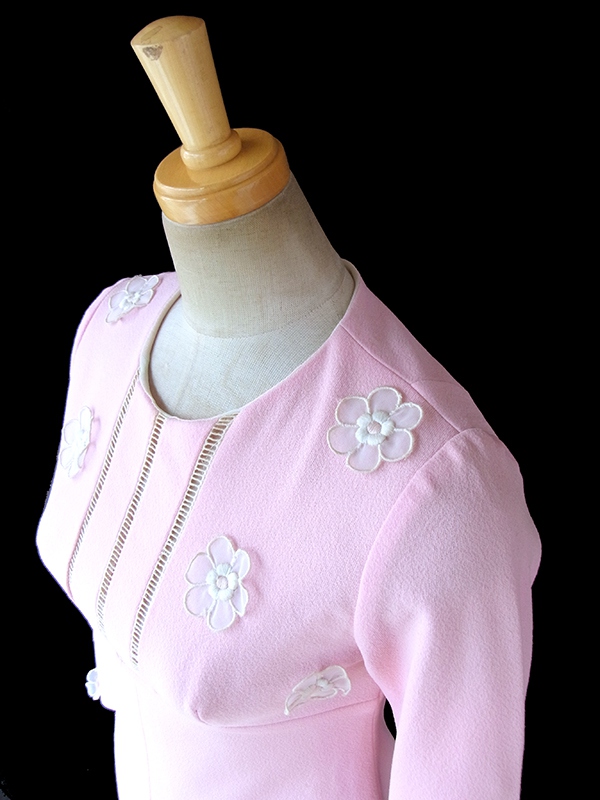 ヨーロッパ古着 フランス買い付け 60年代製 ベビーピンク X 花柄飾り ヴィンテージ ワンピース 17FC005