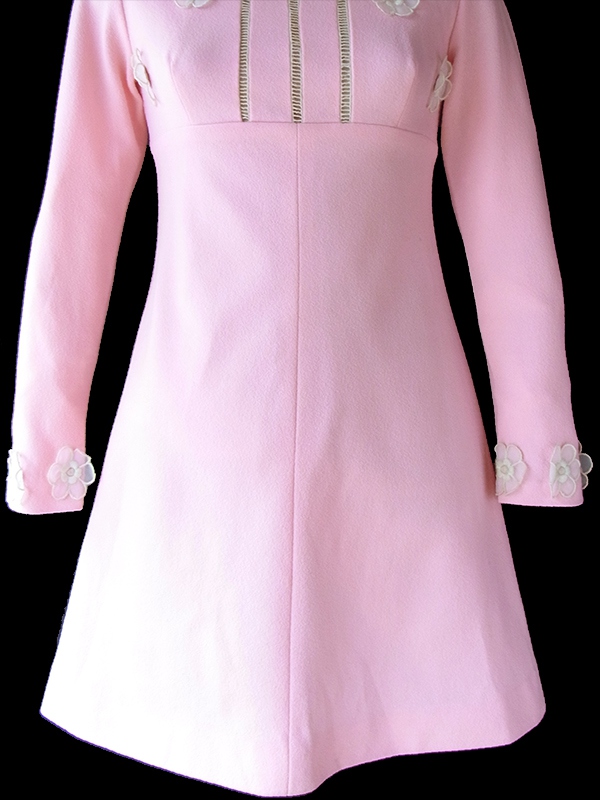 ヨーロッパ古着 フランス買い付け 60年代製 ベビーピンク X 花柄飾り ヴィンテージ ワンピース 17FC005