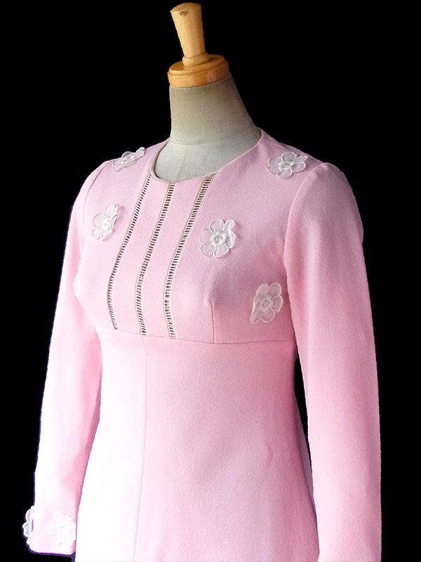 ヨーロッパ古着 フランス買い付け 60年代製 ベビーピンク X 花柄飾り ヴィンテージ ワンピース 17FC005