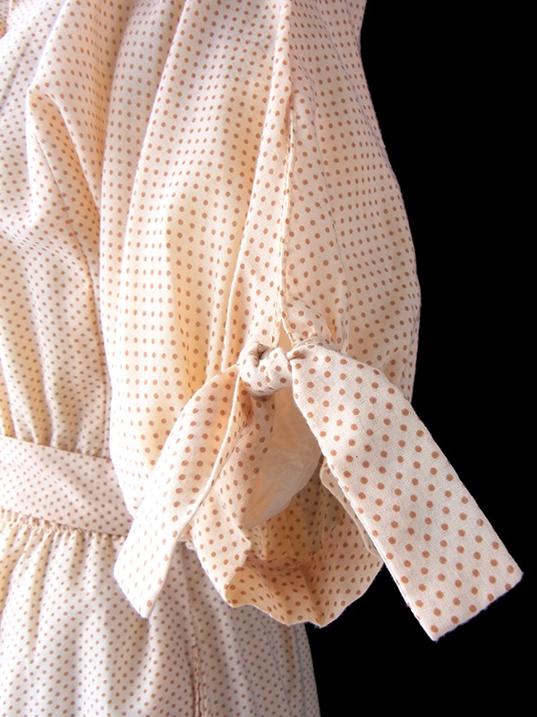 ヨーロッパ古着 フランス買い付け 60年代製 アプリコット 水玉 カットワークレースの襟・ポケット 共布ベルト付き ヴィンテージ ワンピース 17FC010